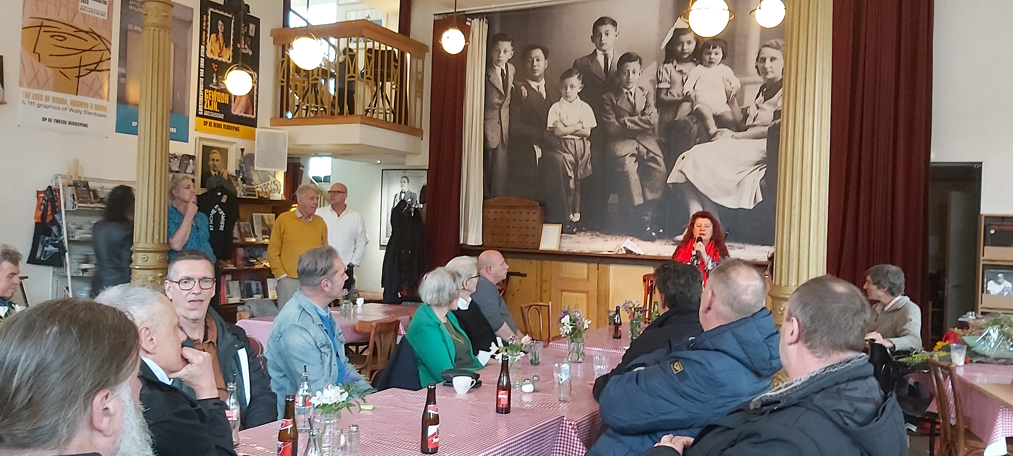 Margot legt uit wat Workers  Memorial Day inhoudt in het verhalenhuis Belvedere op Rotterdam Zuid